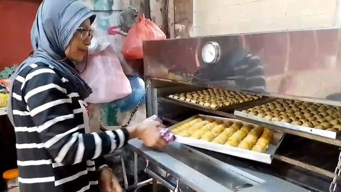 Salah satu rumah produksi kue kering di Kisaran kebanjiran order jelang Natal. (Foto: Istimewa)