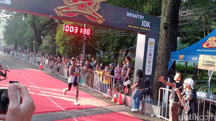 Sekitar 1.500 pelari ramaikan Infantry Day Run 10K.