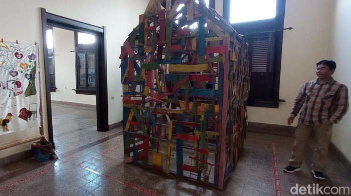 Seni rupa yang menampilkan susunan kayu menyerupai rumah. Karya seni ini berbahan kayu dan warna-warni dalam ArtBraga:Urban Culture