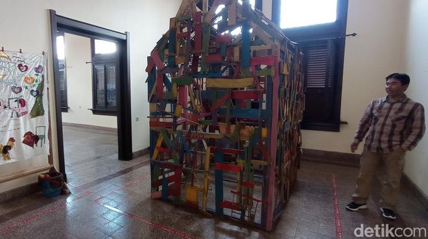 Seni rupa yang menampilkan susunan kayu menyerupai rumah. Karya seni ini berbahan kayu dan warna-warni dalam ArtBraga:Urban Culture