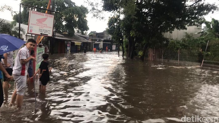 Situasi genangan Air di Jalan Jambore Cibubur, Jakarta Timur bikin lalu lintas macet