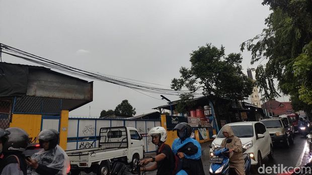 Situasi genangan Air di Jalan Jambore Cibubur, Jakarta Timur bikin lalu lintas macet