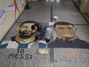 Kreasi Seniman Lukis Wajah Messi vs Mbappe dari Pasir dan Biji-bijian
