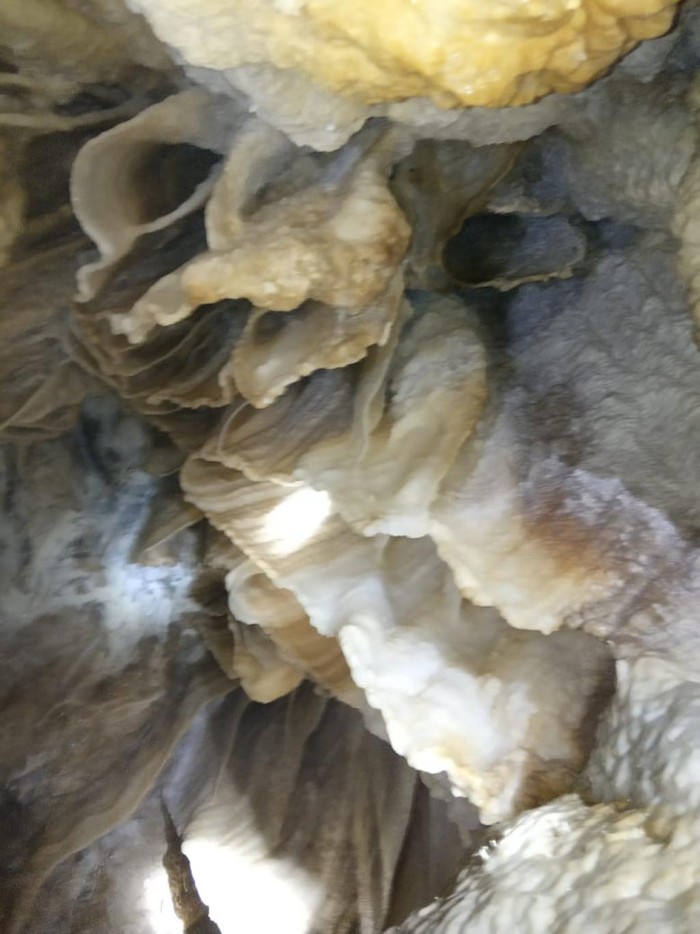 Stalaktit di Gua Luweng Dawung.
