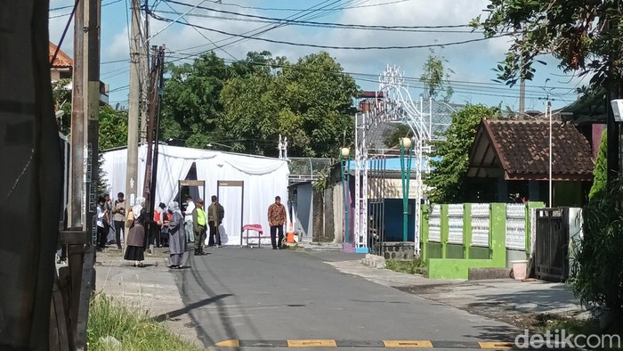 Suasana di sekitar kediaman mendiang Sudjiatmi Notomiharjo Ibunda Jokowi, Minggu (18/12/2022).