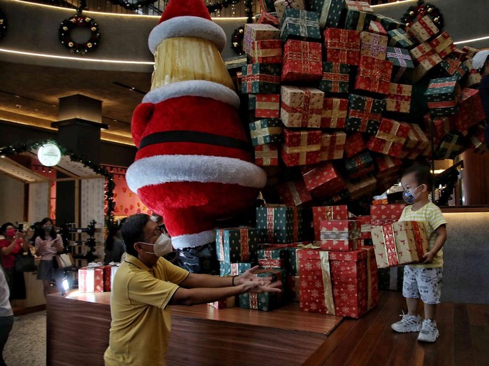 Jelang perayaan natal, sejumlah pusat perbelanjaan mulai dihiasi oleh pernak-pernik natal. Salah satunya di Central Market PIK, Jakarta ini.