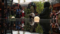 Di sini, pengunjung dapat berswafoto dengan ornamen-ornamen natal.