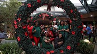 Buat kalian yang ingin berkunjung ke pernak-pernik natal ini, jangan lupa pakai outfit kece kalian ya!