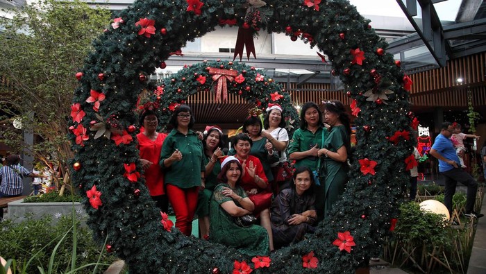 Jelang perayaan natal, sejumlah pusat perbelanjaan mulai dihiasi oleh pernak-pernik natal. Salah satunya di Central Market PIK, Jakarta ini.