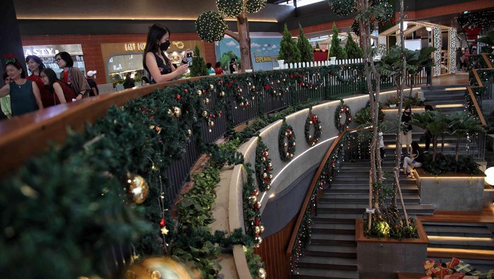 Jelang perayaan natal, sejumlah pusat perbelanjaan mulai dihiasi oleh pernak-pernik natal. Salah satunya di Central Market PIK, Jakarta ini.