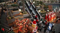 Sejumlah ornamen natal telah menghiasi beberapa tempat, salah satunya pusat perbelanjaan yang ada di Jakarta ini.