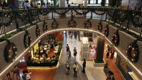 Suasana Central Market PIK yang mulai dihiasi oleh pernak-pernik natal, PIK, Jakarta Utara, Jumat (16/12/2022).