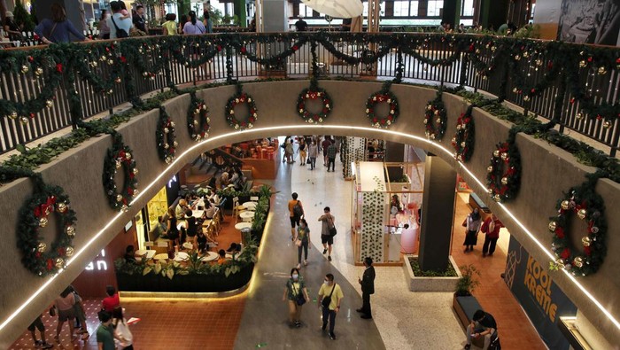 Suasana Natal Hiasi Central Market PIK Jakarta Jelang perayaan natal, sejumlah pusat perbelanjaan mulai dihiasi oleh pernak-pernik natal. Salah satunya di Central Market PIK, Jakarta ini.