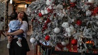 Pengunjung juga bisa mengajak buah hatinya untuk berswafoto dengan pernak-pernik natal yang ada di mal ini.