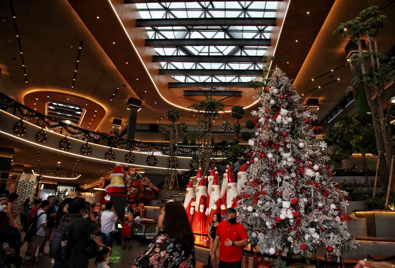 Jelang perayaan natal, sejumlah pusat perbelanjaan mulai dihiasi oleh pernak-pernik natal. Salah satunya di Central Market PIK, Jakarta ini.