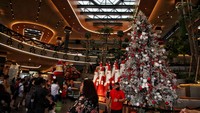 Pernak pernik natal itu menyajikan patung sinterklas, pohon natal, kado natal, spot foto dan hiasan natal di setiap sudut mal tersebut. 