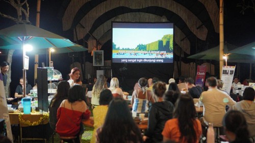 Suasana pemutaran film The Last Tourism dalam event Ubud Artisan Market, Sabtu (17/12/2022). (Foto: tim KemBali Becik)