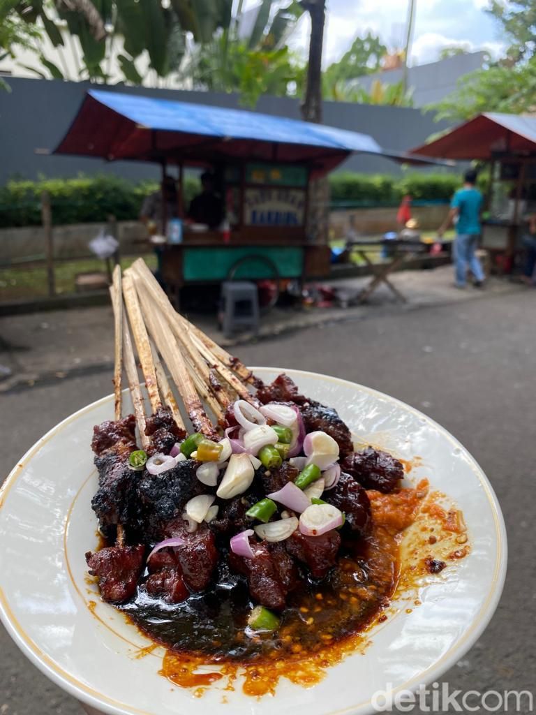 Sudah Ada Sejak 1979, Sate Gerobakan Ini Jadi Favorit Helmy Yahya