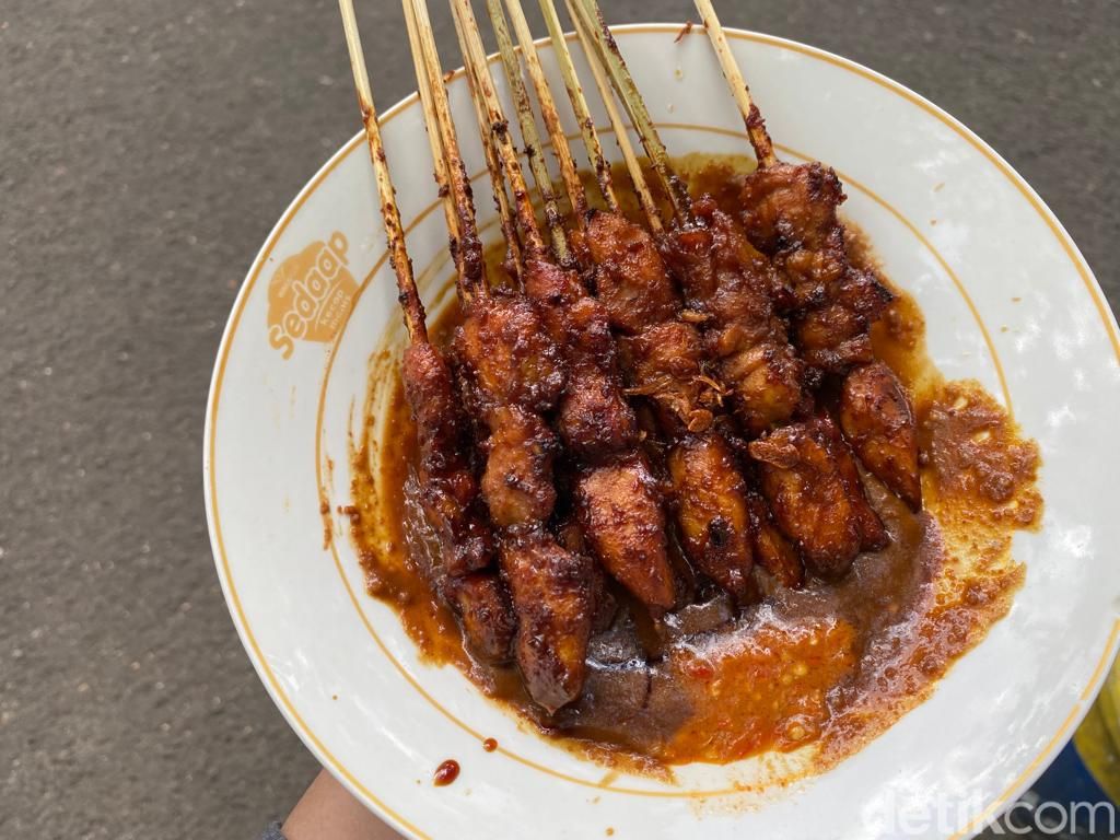 Sudah Ada Sejak 1979, Sate Gerobakan Ini Jadi Favorit Helmy Yahya