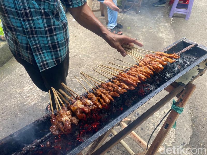 Berdiri sejak 1979, gerobak sate ini menjadi favorit Helmy Yahya