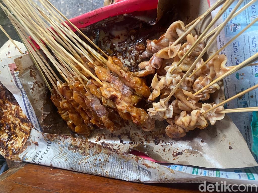 Sudah Ada Sejak 1979, Sate Gerobakan Ini Jadi Favorit Helmy Yahya
