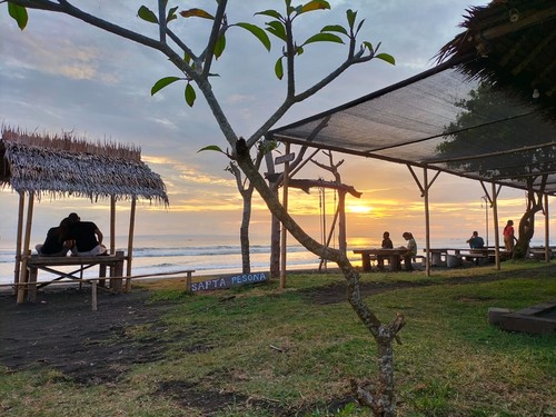 Sunset view di pelataran Pura Rambut Siwi yang berlokasi di Desa Yehembang, Kecamatan Mendoyo, Kabupaten Jembrana, Minggu (18/12/2022).