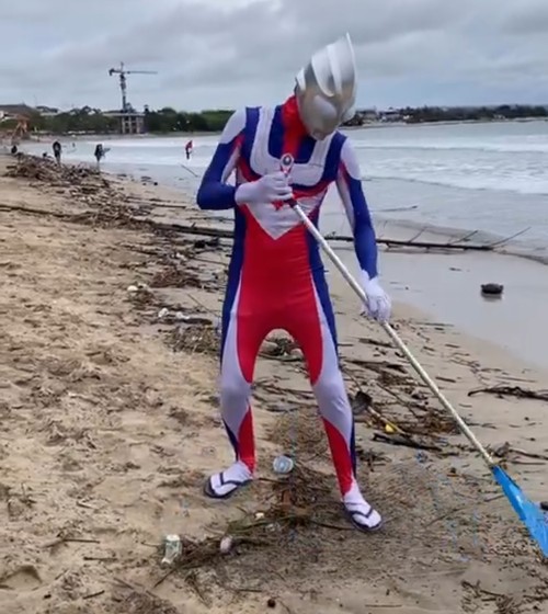 Suzuki Hiromasa (37) memakai kostum Ultraman saat membersihkan Pantai Kuta dan viral di media sosial. Foto: Istimewa