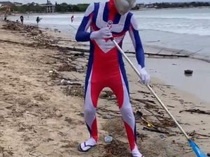 Sosok Ultraman yang Viral Bersih-bersih Sampah Pantai Kuta