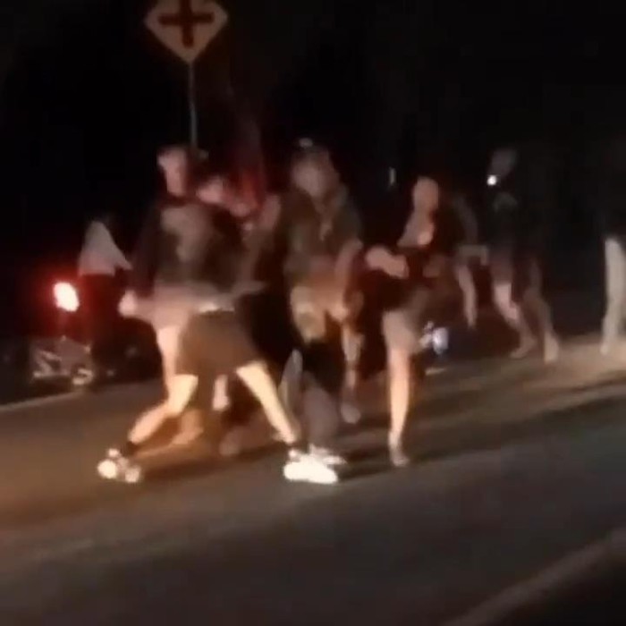 Tangkapan layar video pengeroyokan di Jalan Raya WR Supratman, tepatnya di depan minimart wilayah Kelurahan Penarukan, Buleleng, Bali.