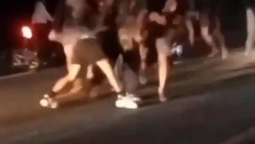 Tangkapan layar video pengeroyokan di Jalan Raya WR Supratman, tepatnya di depan minimart wilayah Kelurahan Penarukan, Buleleng, Bali.