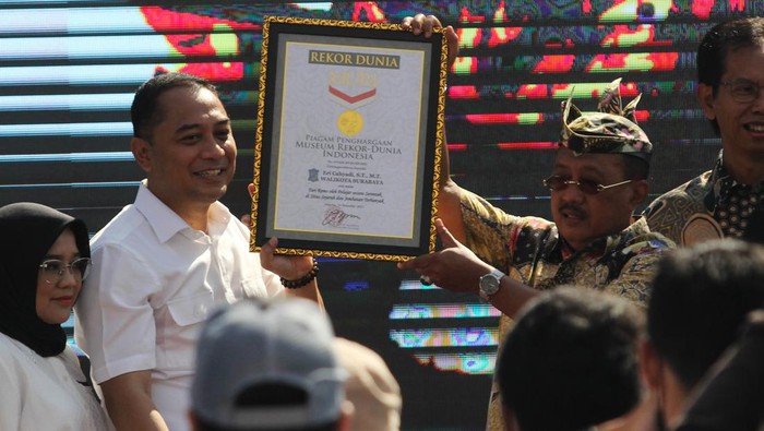 Sejumlah pelajar menari Remo saat Tari Remo Massal di Jembatan Suroboyo, Surabaya, Jawa Timur, Minggu (18/12/2022). Tari Remo Massal yang diikuti 65.946 pelajar dan digelar di sejumlah lokasi di Surabaya itu memecahkan rekor  Museum Rekor-Dunia Indonesia (MURI) 