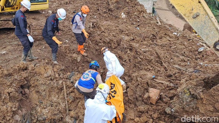 Tim SAR Gabungan berhasil temukan satu lagi korban meninggal akibat gempa bumi di Kabupaten Cianjur