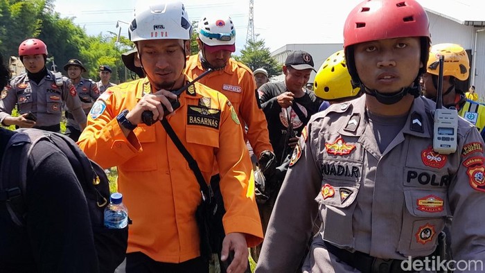 Tim SAR saat evakuasi jenazah ibu-anak di Sumedang