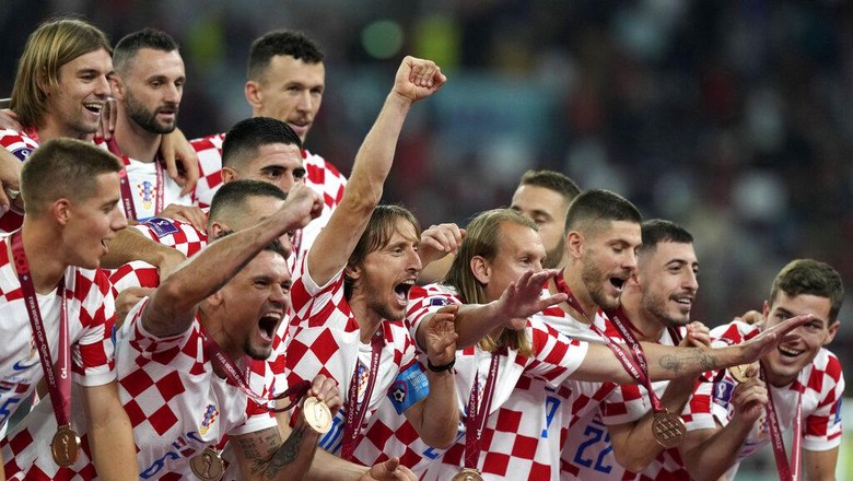 Croatia players celebrate at the end of the World Cup third-place playoff soccer match between Croatia and Morocco at Khalifa International Stadium in Doha, Qatar, Saturday, Dec. 17, 2022. (AP Photo/Frank Augstein)