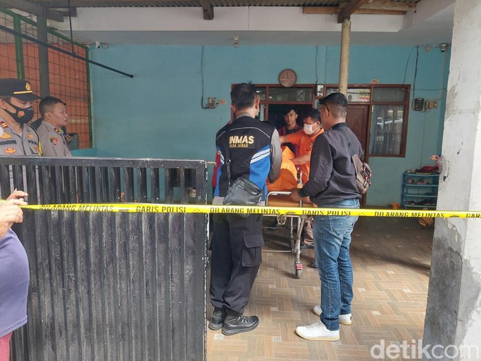 Polisi Evakuasi Mayat Perempuan dari Rumah Kontrakan di Leuwigajah