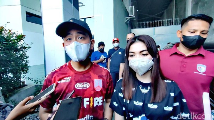 Wali Kota Solo Gibran Rakabuming Raka dan istrinya, Selvi Ananda, saat menemani putra mereka, Jan Ethes Srinarendra, mengikuti Exhibition Basket di GOR Sritex Arena, Solo, Minggu 18/12/2022).
