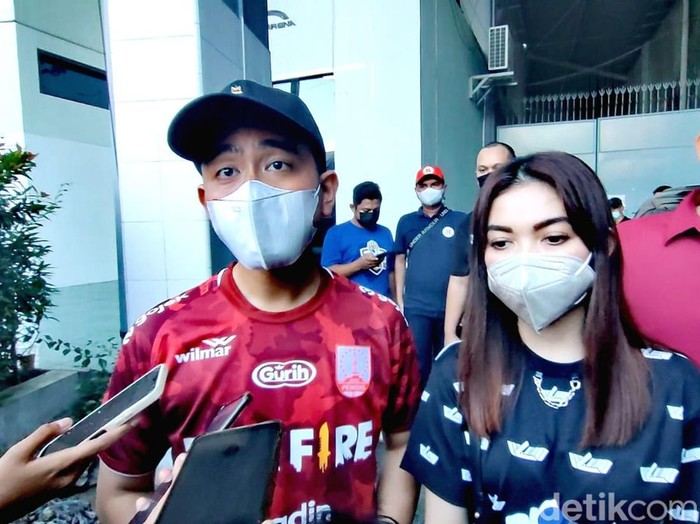 Wali Kota Solo Gibran Rakabuming Raka dan istrinya, Selvi Ananda, saat menemani putra mereka, Jan Ethes Srinarendra, mengikuti Exhibition Basket di GOR Sritex Arena, Solo, Minggu 18/12/2022).