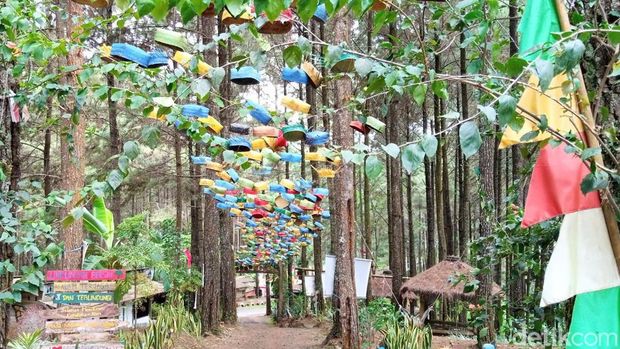 Warga di Kecamatan Bener, Purworejo, membuat kerajinan besek yang telah diproduksi secara turun-temurun.