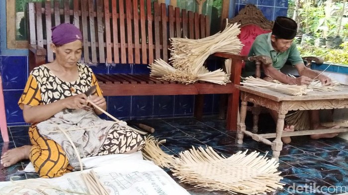 Warga di Kecamatan Bener, Purworejo, membuat kerajinan besek yang telah diproduksi secara turun-temurun.