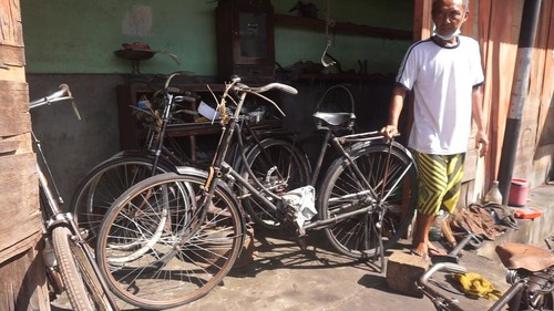 Wayan Artawan, penghobi onthel di Mengwi, Badung, Bali, yang tetap bertahan sebagai tukang servis onthel.