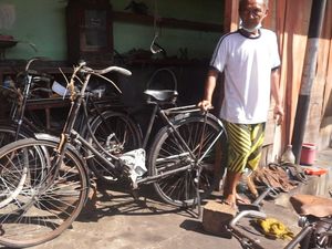 Kisah Tukang Servis Sepeda Onthel di Mengwi yang Kian Langka