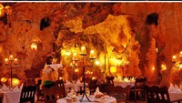 Puas makan bareng jerapah, jangan lupa mampir ke restoran Ali Barbours Cave di Kenya. Restoran ini berada di dalam gua kuno yang setiap sudutnya dipenuhi dengan cahaya lilin romantis. Foto: Site/Pool