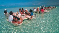 Ke Bora Bora bisa bersantai di laut biru yang jernih. Sekaligus makan di dalam air laut dengan meja dan tempat duduk yang diletakkan di dalam air. Foto: Site/Pool