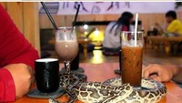 Bagi penggemar tantangan wajib mampir ke restoran Phu Nhuans Café Babo di Saigon. Di sana pengunjung bisa main dengan reptil hingga ular sambil minum kopi Vietnam. Foto: Site/Pool
