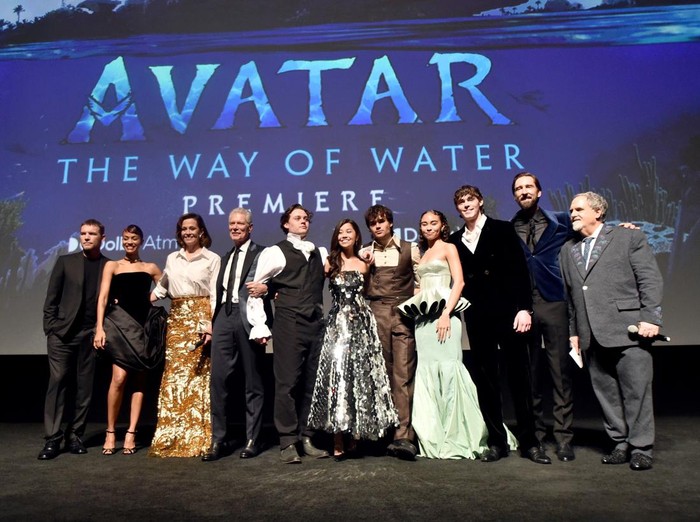 HOLLYWOOD, CALIFORNIA - DECEMBER 12: (L-R) Sam Worthington, Zoe Saldana, Sigourney Weaver, Stephen Lang, Britain Dalton, Trinity Jo-Li Bliss, Jamie Flatters, Bailey Bass, Jack Champion, Joel David Moore and Jon Landau attend the U.S. Premiere of 20th Century Studios 