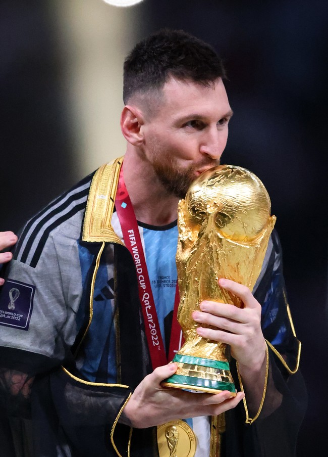 Messi sendiri tidak menolak jubah tersebut dan memakainya ketika mengangkat trofi. Tapi setelahnya, ia membukanya dan merayakan kemenangan tanpa jubah bermaterial transparan itu.Foto: Corbis via Getty Images/Stefan Matzke - sampics