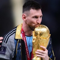 Messi sendiri tidak menolak jubah tersebut dan memakainya ketika mengangkat trofi. Tapi setelahnya, ia membukanya dan merayakan kemenangan tanpa jubah bermaterial transparan itu.Foto: Corbis via Getty Images/Stefan Matzke - sampics