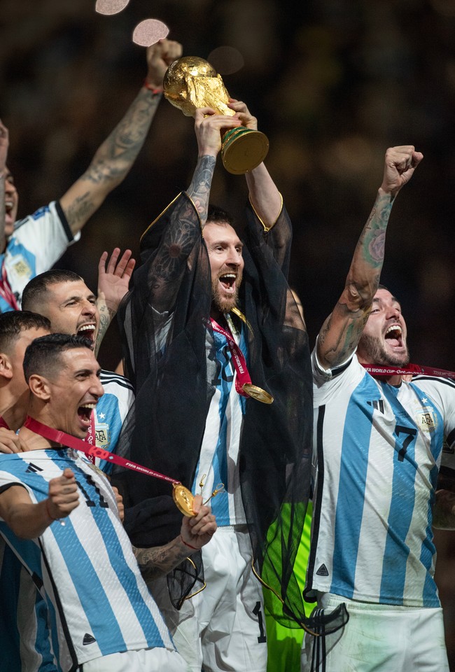 Meski beberapa merasa Lionel Messi terlihat megah seperti seorang raja dari dunia bola tapi tak sedikit yang mencibirnya. Aku tidak percaya Messi akhirnya memenangkan Piala Dunia dan dibuat memakai jubah untuk mengangkat trofi. Jangan lakukan itu, Itu seharusnya momen untuk para pemain bukan tuan rumah. Keramahan yang menjijikan, Seharusnya ini untuk Messi dan negaranya, tulis netizen. Foto: Corbis via Getty Images/Stefan Matzke - sampics