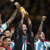 Meski beberapa merasa Lionel Messi terlihat megah seperti seorang raja dari dunia bola tapi tak sedikit yang mencibirnya. Aku tidak percaya Messi akhirnya memenangkan Piala Dunia dan dibuat memakai jubah untuk mengangkat trofi. Jangan lakukan itu, Itu seharusnya momen untuk para pemain bukan tuan rumah. Keramahan yang menjijikan, Seharusnya ini untuk Messi dan negaranya, tulis netizen. Foto: Corbis via Getty Images/Stefan Matzke - sampics