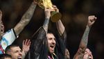 Tuai Polemik, Ini Momen Saat Messi Pakai Jubah Bisht Khas Arab